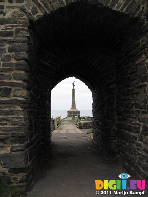 SX20347 Monument seen through Aberystwyth castle gate
